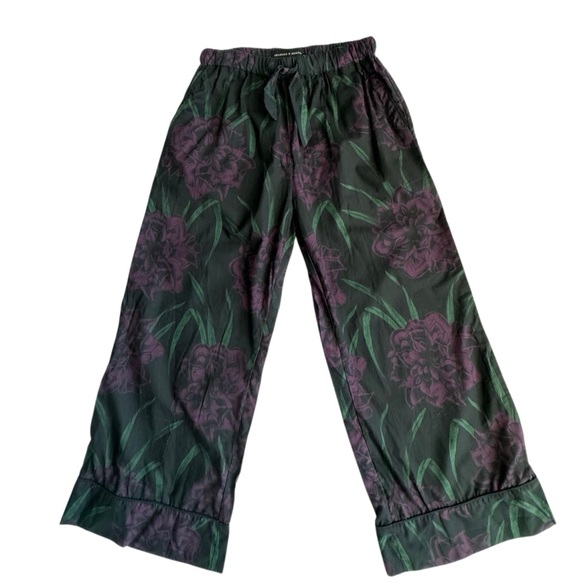 Desmond & Dempsey Capri Pajama Leisure Wear Pockets Black Floral Purple XS NEW - Picture 3 of 10